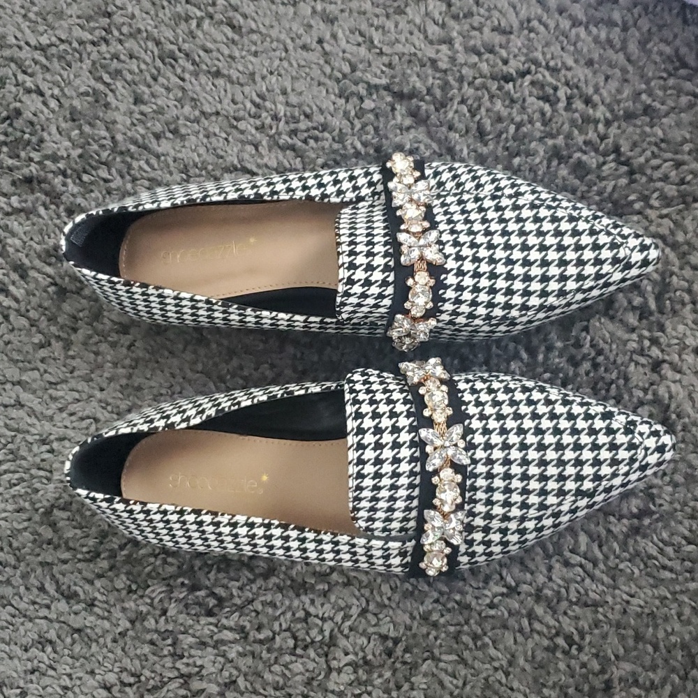 Houndstooth pointed flats